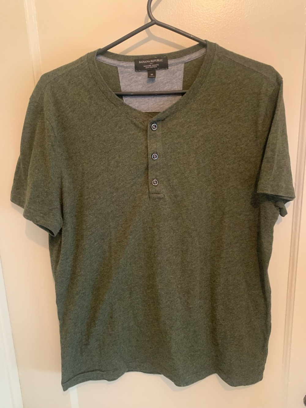 Banana Republic Men's Olive Moisture Wicking Green Henley Shirt SZ Medium